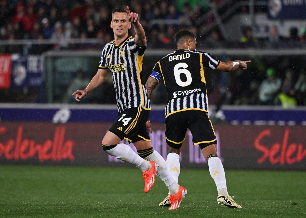 Soccer Football - Serie A - Bologna v Juventus - Stadio Renato Dall'Ara, Bologna, Italy - May 20, 2024 Juventus' Arkadiusz Milik celebrates scoring their second goal with Danilo REUTERS/Alberto Lingria
