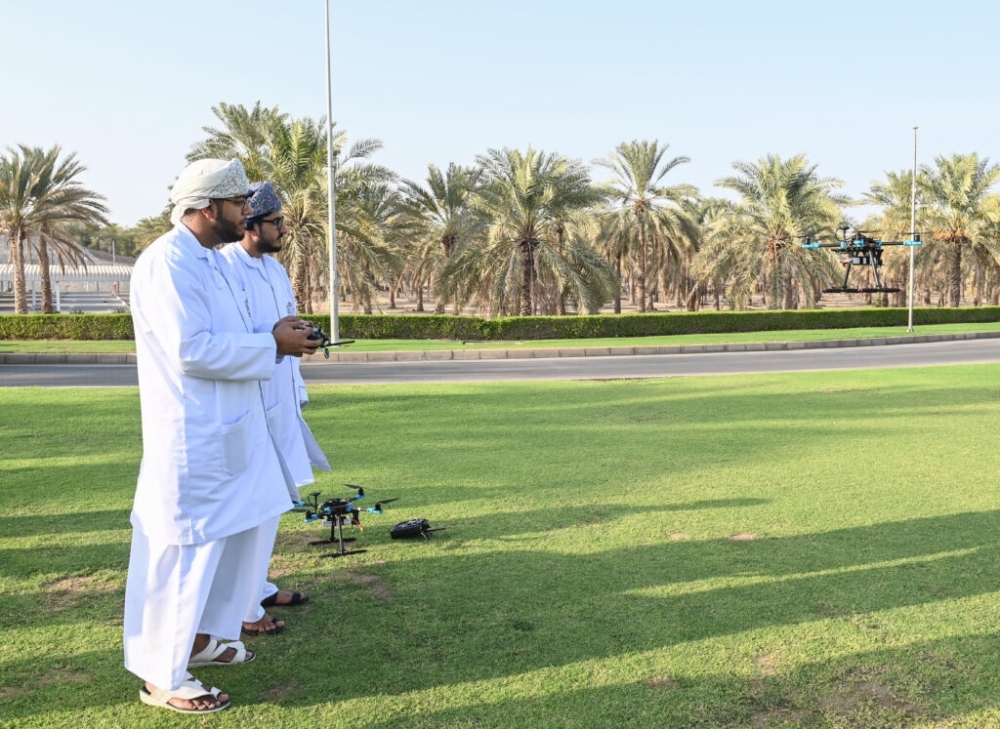 A fine of RO600 will be imposed for not following weather-related or other safety guidelines; RO500 for flying drones without a license; RO300 for failure to follow the time and place in the license; RO300 for failure to comply with the actual purpose of using drones; and RO200 for failure to carry the license or refusal to present it to the competent authority upon request.