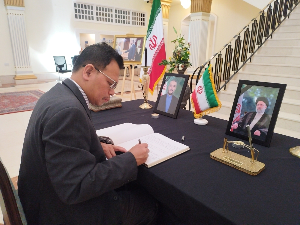 Shaiful Anuar Mohammad, Ambassador of Malaysia, expresses his condolences at the embassy in Muscat on Tuesday.  