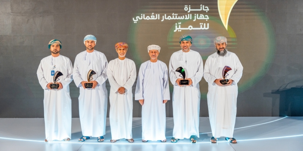 Abdulsalam bin Mohammed Al Murshidi, President of the Oman Investment Authority, with the representatives of the winning companies of the first Oman Investment Authority Excellence Awards.