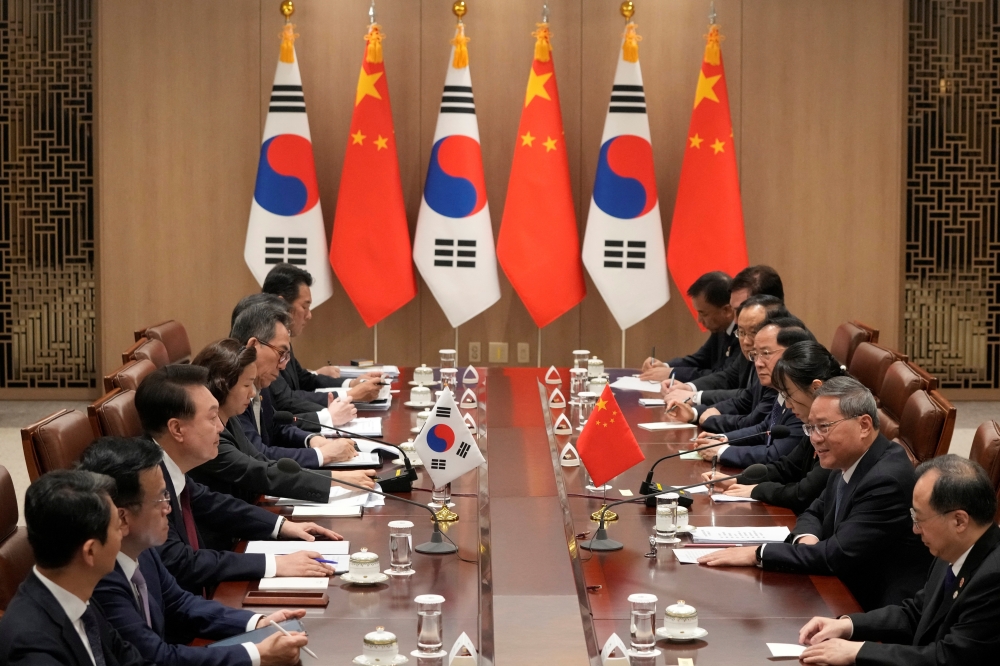 South Korean President Yoon Suk Yeol and Chinese Premier Li Qiang attend a meeting at the Presidential Office in Seoul. — Reuters 