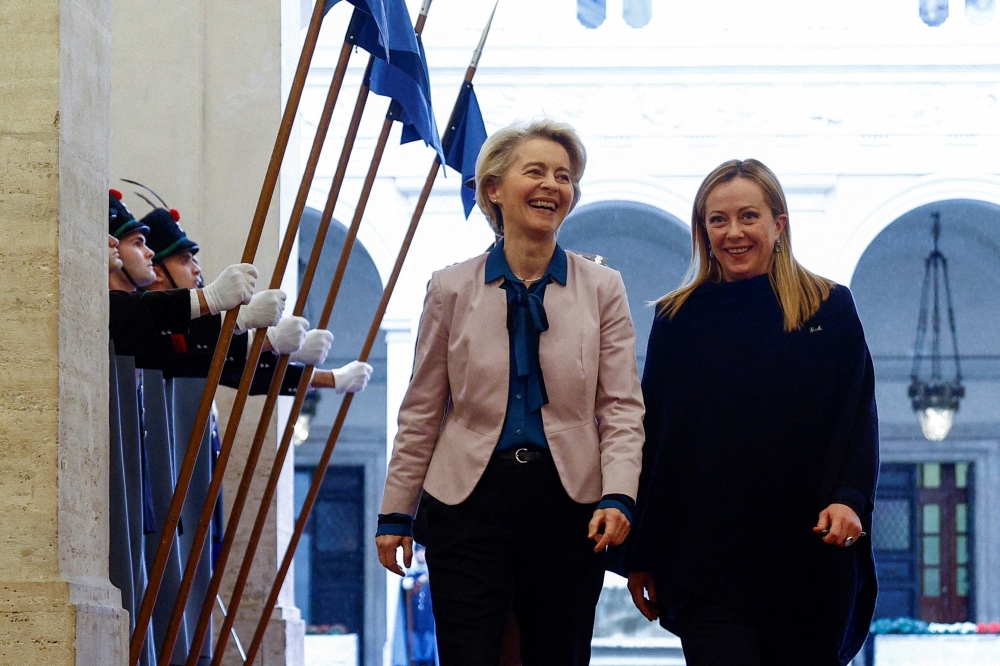 FILE PHOTO: Italian Prime Minister Giorgia Meloni welcomes European Commission President Ursula von der Leyen at Chigi Palace, in Rome, Italy, January 9, 2023. REUTERS/Guglielmo Mangiapane/File Photo