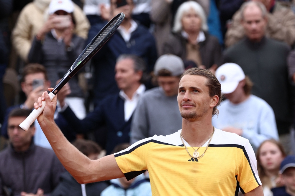 Germany's Alexander Zverev celebrates after winning his men's singles match against Belgium's David Goffin on Court Suzanne-Lenglen on day five of the French Open tennis tournament at the Roland Garros Complex in Paris on May 30, 2024.  (Photo by EMMANUEL DUNAND / AFP)


