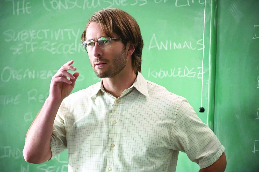Glen Powell as a professor turned undercover officer in “Hit Man.”