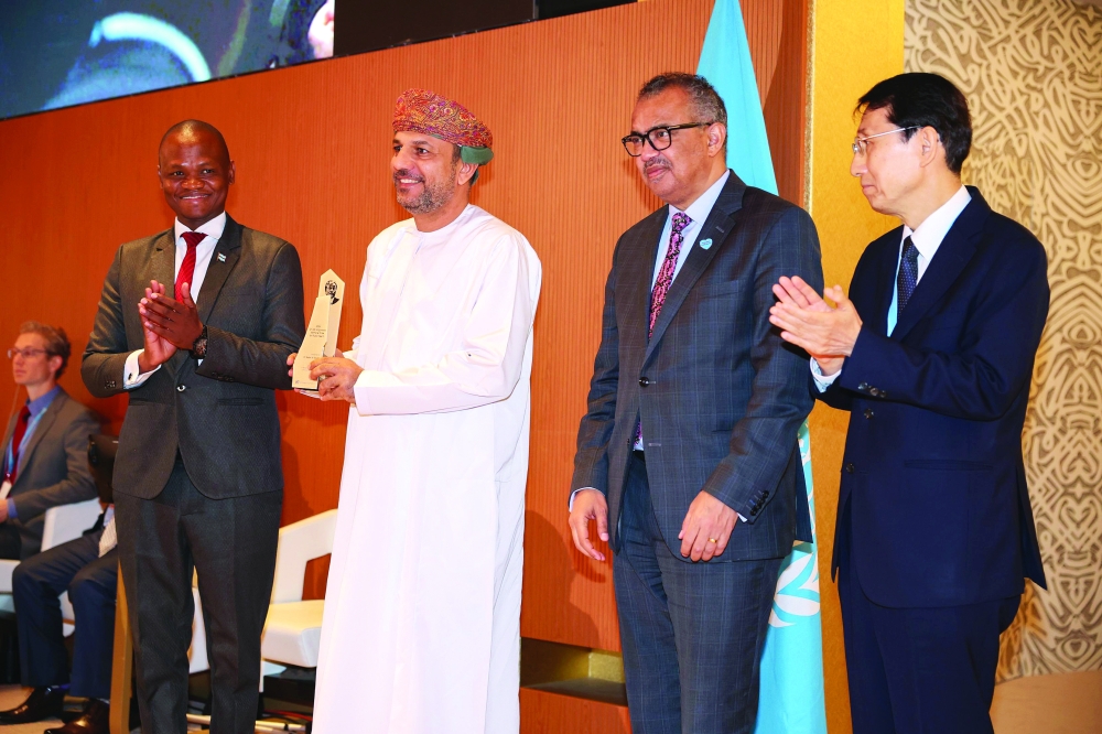 Dr Bader al Rawahi receives award from Dr Edwin Dikoloti