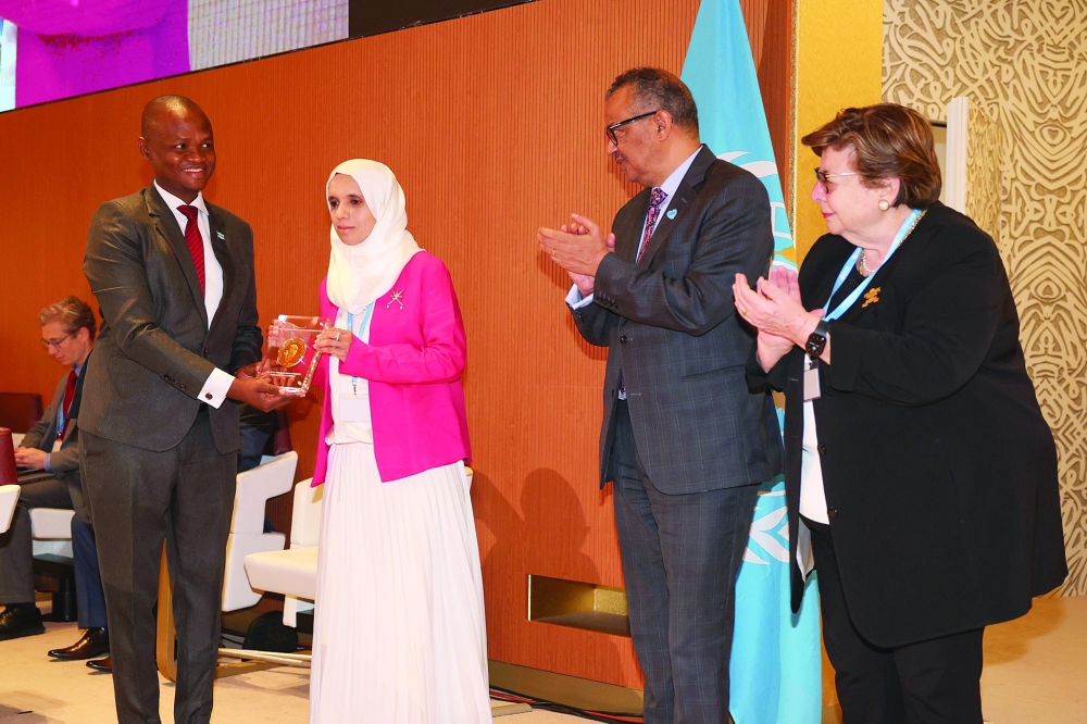 Dr Jamila al Abri receives award from Dr Edwin Dikoloti