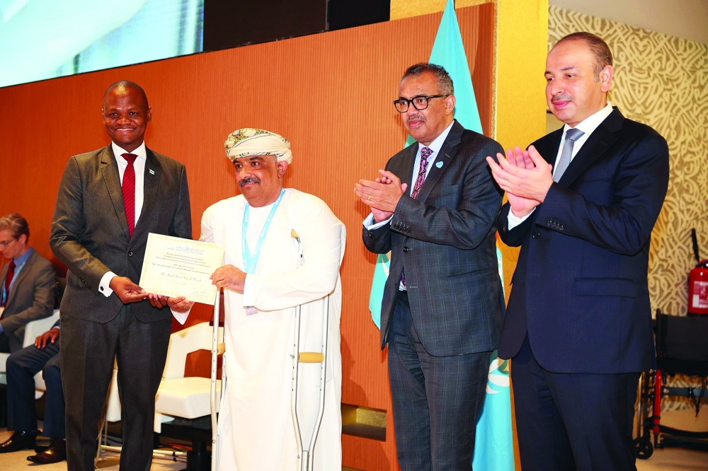Dr Ahmed al Wahaibi receives award from Dr Edwin Dikoloti