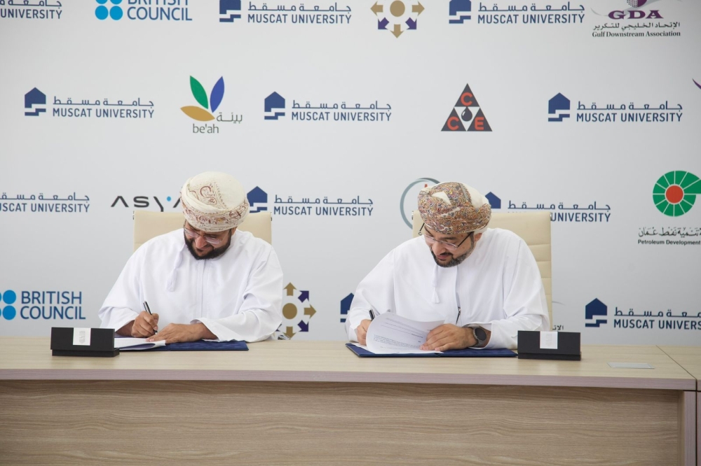 Dr Khamis bin Hamad al Yahyai, President of Muscat University, and Haitham bin Salem al Salmi, CEO of MSX, sign the moU.