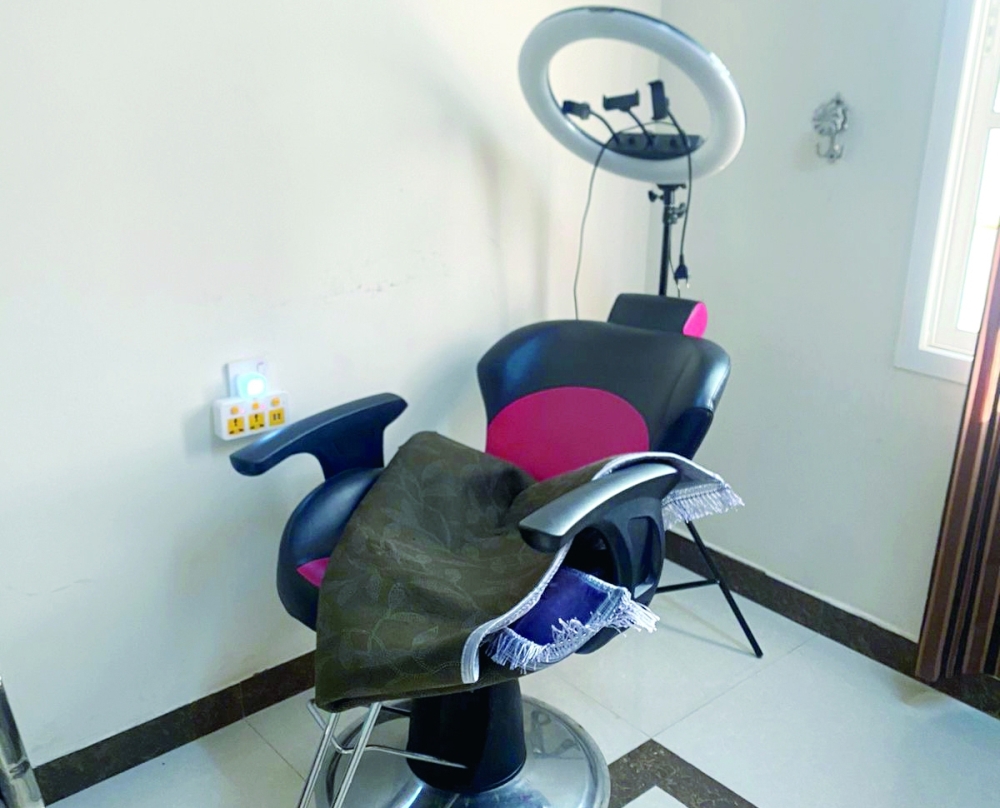 More than 4,600 illegal medical and cosmetic products were seized and 4 unlicenced workers were arrested during the raid.