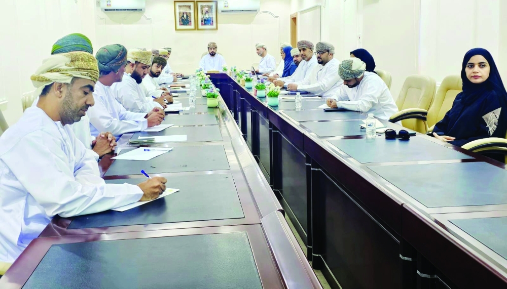 During the meeting, Eng Salim bin Hamed al Busaidy, Director General of Muscat Municipality in Al Seeb, presented a visual presentation in which he reviewed the most noticeable projects