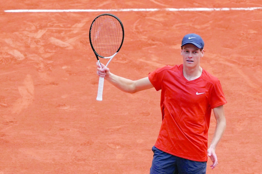 Sinner powers into first French Open semis