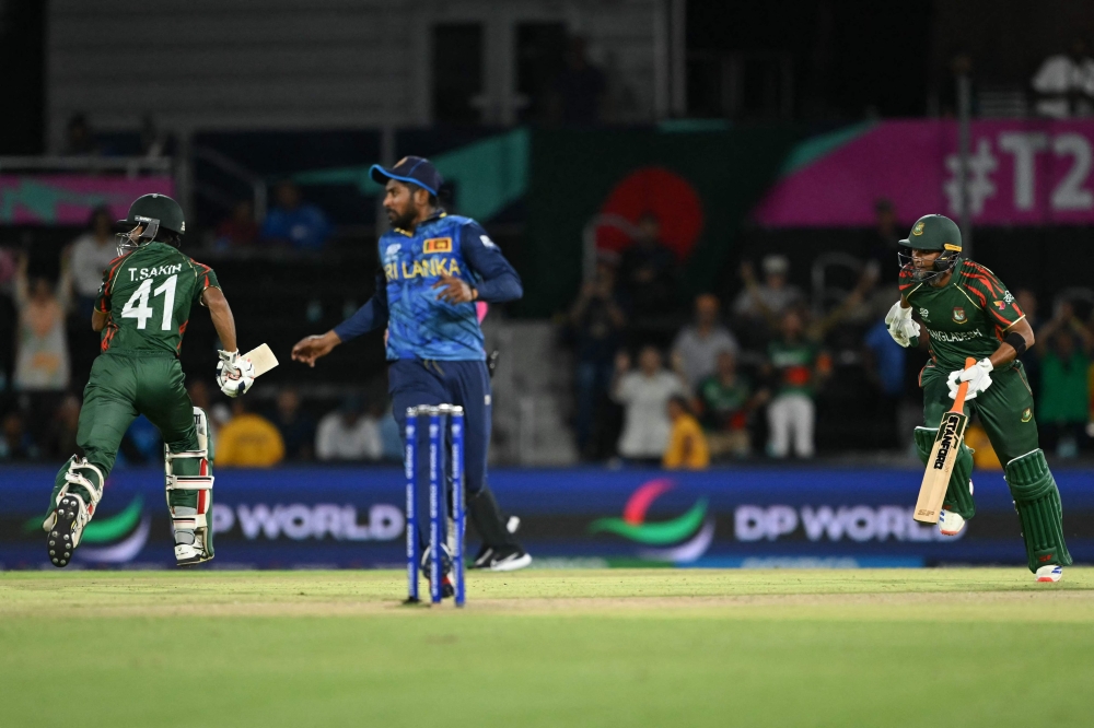 Bangladesh's Tanzim Hasan Sakib (L) and Bangladesh's Mahmudullah (R) run between the wickets 