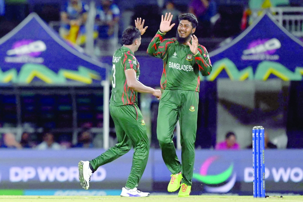  Taskin Ahmed (L) and Bangladesh's Rishad Hossain celebrate the dismissal of Sri Lanka.— AFP

