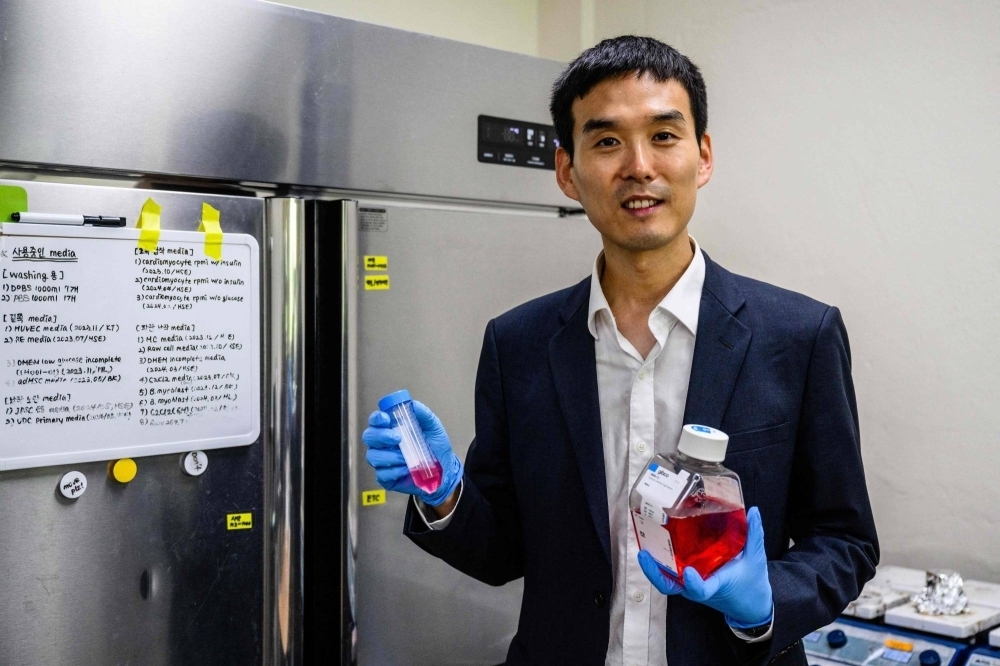 Hong Jin-kee at the labd