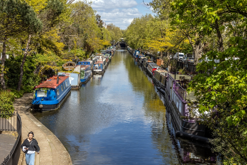 Houseboats line the Blomfield Road Moorings of Regents Canal, in Londons Little Venice district. (Jeremie Souteyrat/The New York Times)