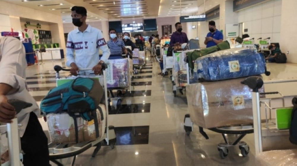 Expatriates coming into the Sultanate of Oman for work