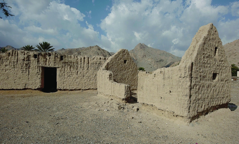 A visitor to this wilayat will be drawn to dozens of ancient houses built of rocks, mud and palm leaves