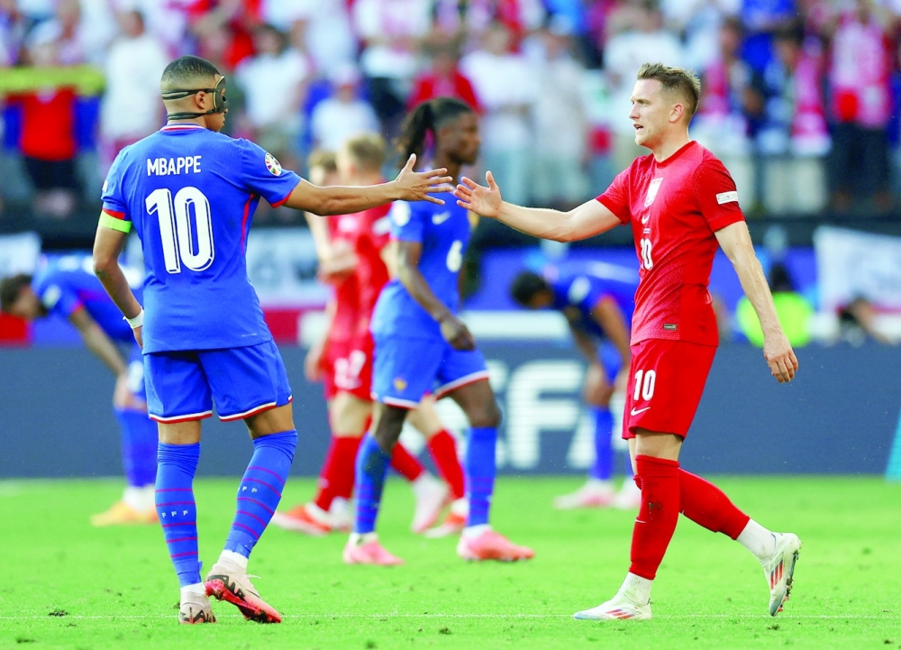 Soccer Football - Euro 2024 - Group D - France v Poland - Dortmund BVB Stadion, Dortmund, Germany - June 25, 2024 France's Kylian Mbappe shakes hands with Poland's Piotr Zielinski after the match REUTERS/Kacper Pempel
