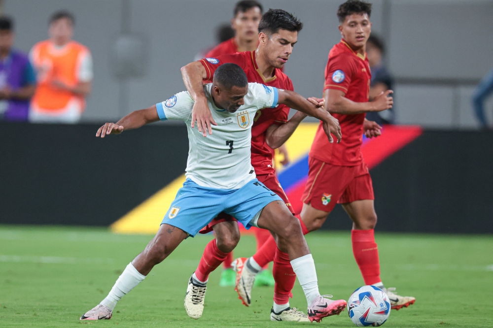 Uruguay midfielder Nicolas De La Cruz (7) and Bolivia midfielder Boris Cespedes (16) battle for the ball during the second half of the Copa America match