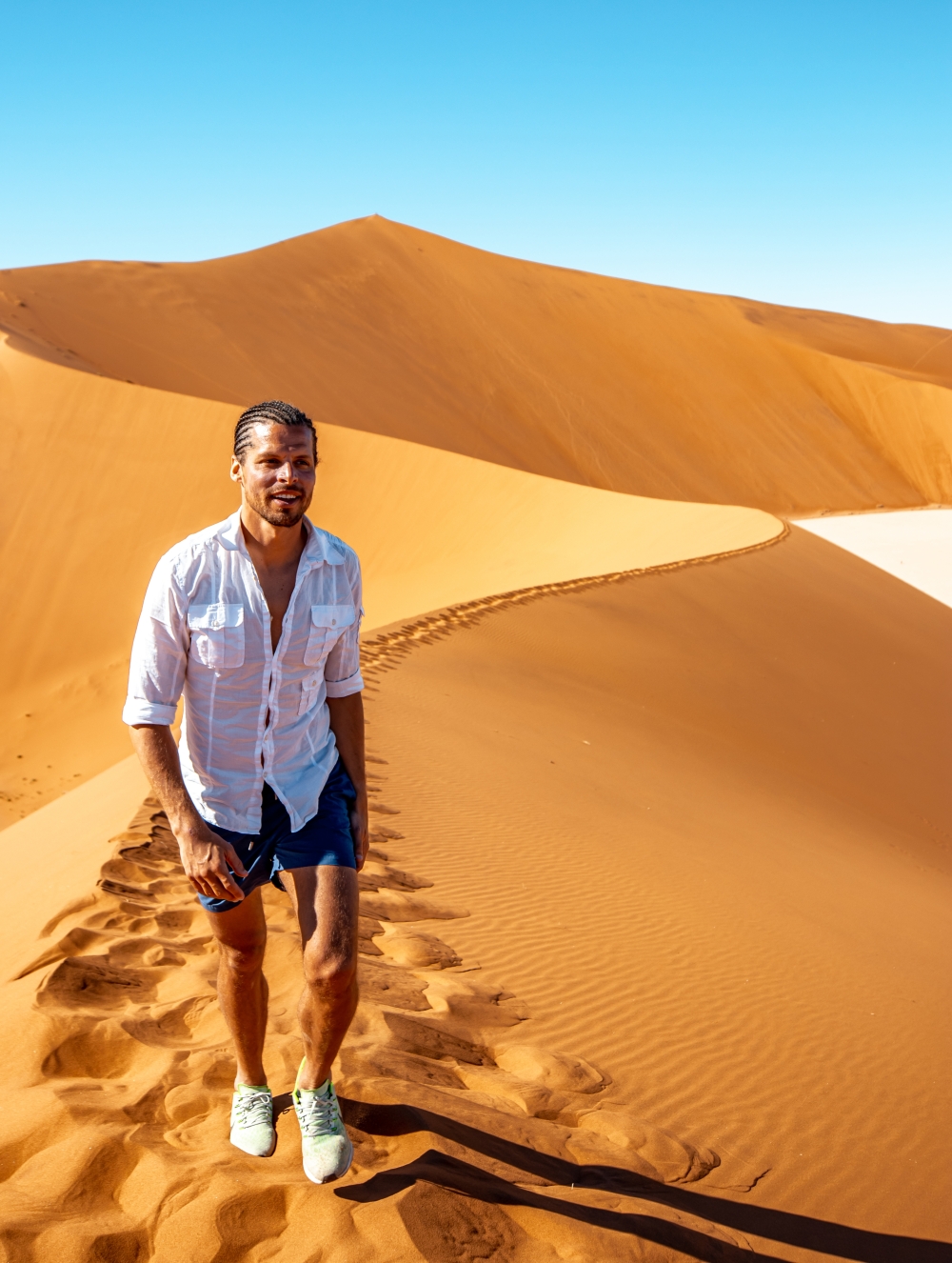 Tom walks on desert sands  
