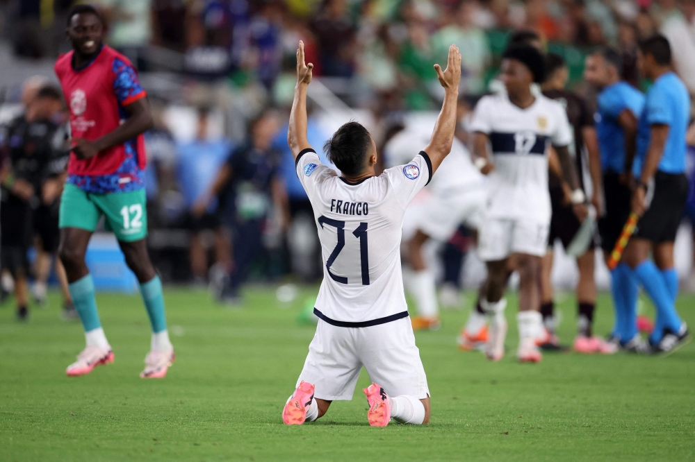 Ecuador's midfielder #21 Alan Franco celebrates advancing to the next stage at the end of the Conmebol 2024 Copa America tournament group B football match between Mexico and Ecuador at State Farm Stadium in Glendale, Arizona on June 30, 2024. (Photo by Chris CODUTO / AFP)

