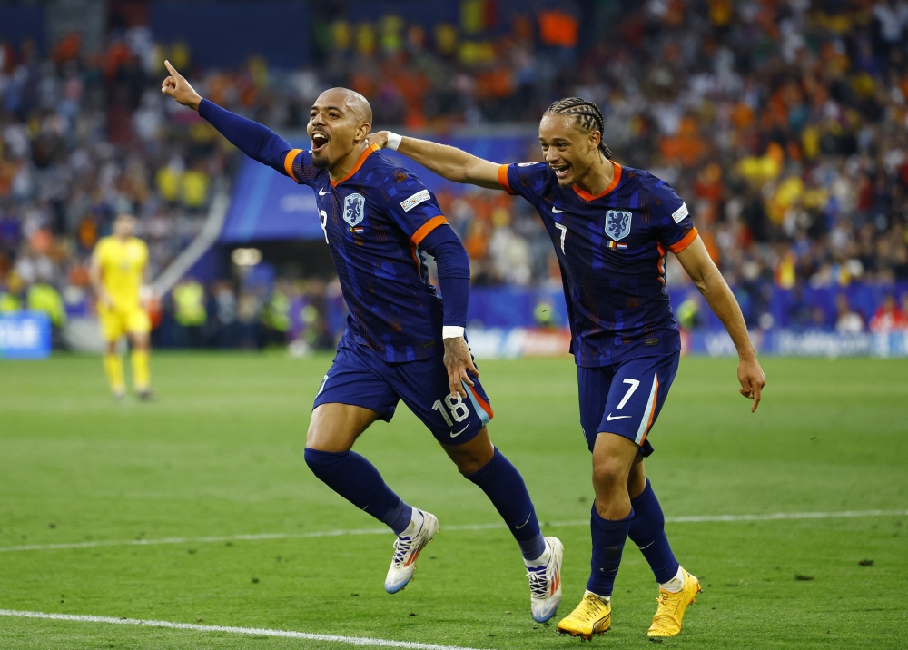 Soccer Football - Euro 2024 - Round of 16 - Romania v Netherlands - Munich Football Arena, Munich, Germany - July 2, 2024 Netherlands' Donyell Malen celebrates scoring their third goal with Xavi Simons REUTERS/Michaela Stache
