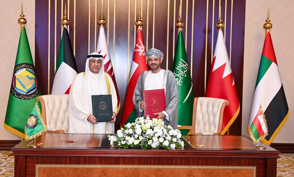 The agreement was signed by Sayyid Badr bin Hamad al Busaidi, Foreign Minister, and Jassim Mohammed al Budaiwi, GCC Secretary General. - ONA