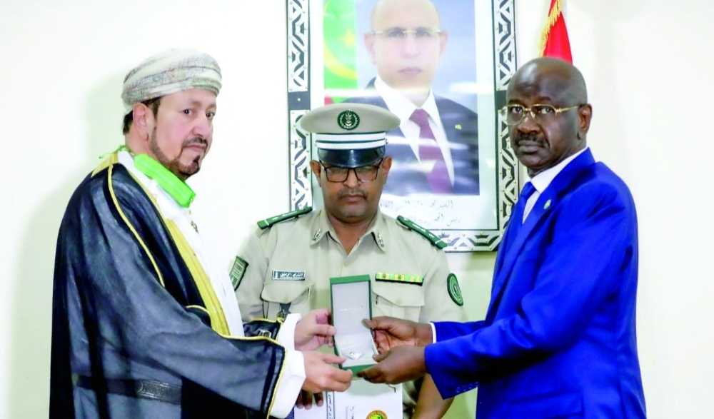 Mauritanian president confers medal on Omani ambassador