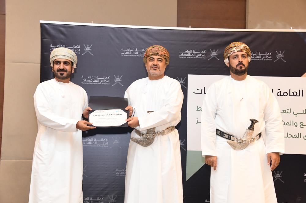 Eng Saeed al Maawali, Minister of Transport, Communications and Information Technology, and Eng Badr al Maamari, Secretary General of the Tender Board, during the “Imkan” graduation ceremony.
