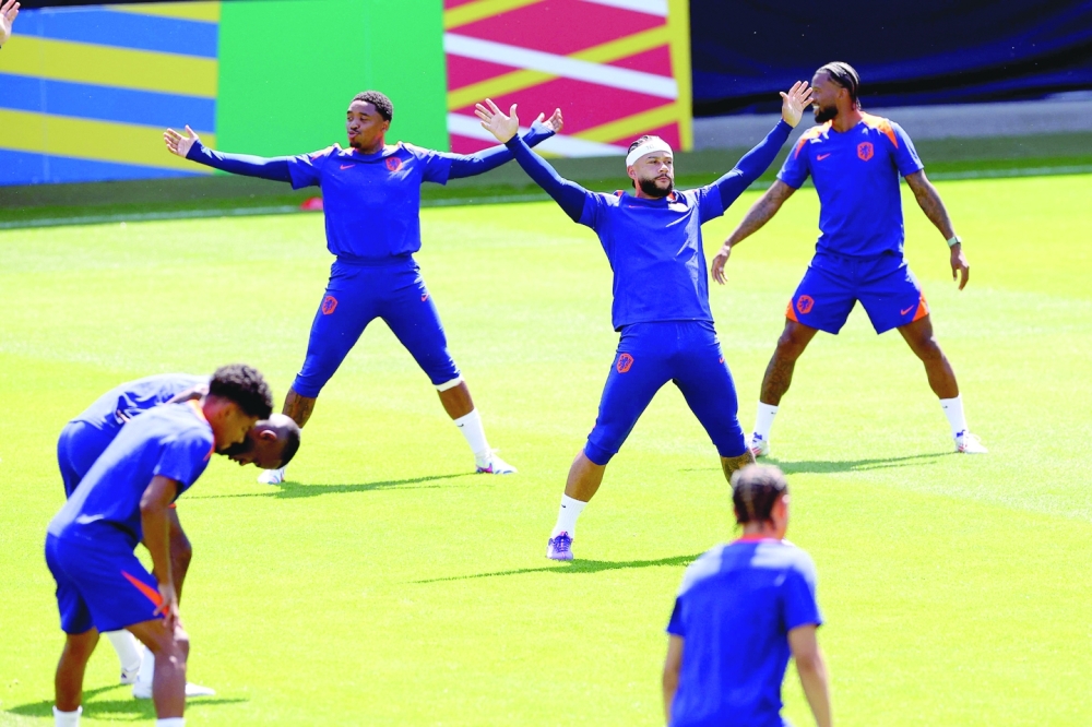 Steven Bergwijn (C) takes part in a MD-1 training session at the team's base camp, in Wolfsburg, on July 9, 2024, ahead of their UEFA Euro 2024 football match against England. 