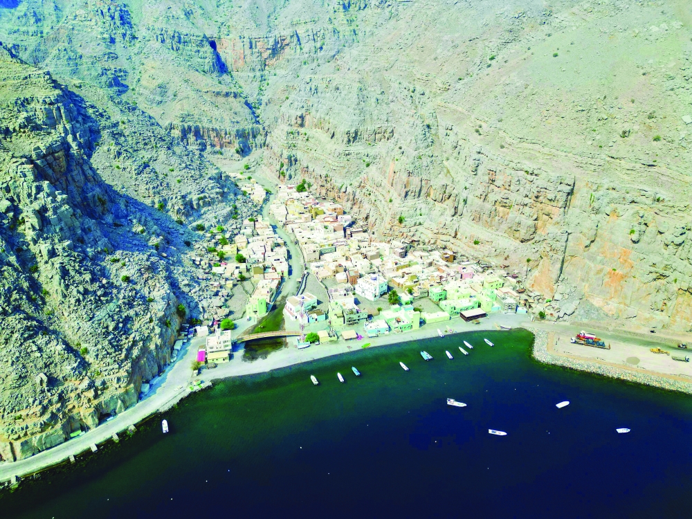 The Ministry of Housing and Urban Planning has completed the mountain-coastal road project connecting the integrated housing scheme in the Khuwair area to the village of Kumzar.