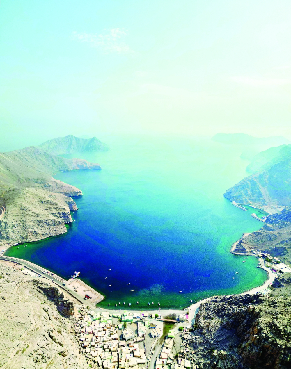 The Ministry of Housing and Urban Planning has completed the mountain-coastal road project connecting the integrated housing scheme in the Khuwair area to the village of Kumzar.