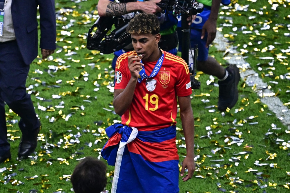 Lamine Yamal celebrates with his medal. —AFP