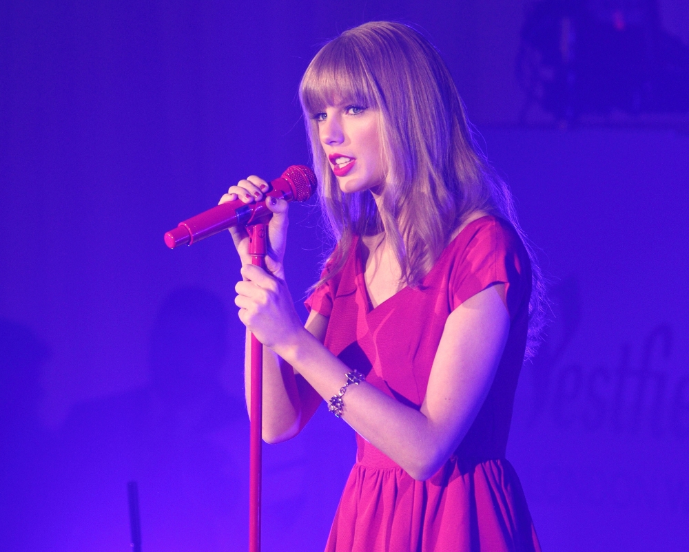 London.,Uk.,Taylor,Swift,Switches,On,The,Christmas,Lights,At