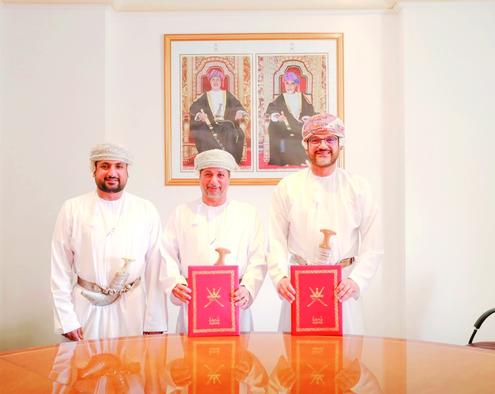 The signing ceremony was attended by Ahmed bin Mohammed al Humaidi, Chairman of Muscat Municipality, and Saud bin Hilal al Sabri, owner of Diwaniya Omani Sweets project.