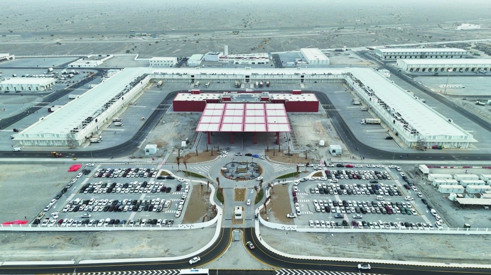 The market features a 30,000 square metre air-conditioned wholesale hall and 90 refrigerated warehouses, each 126 square metres.