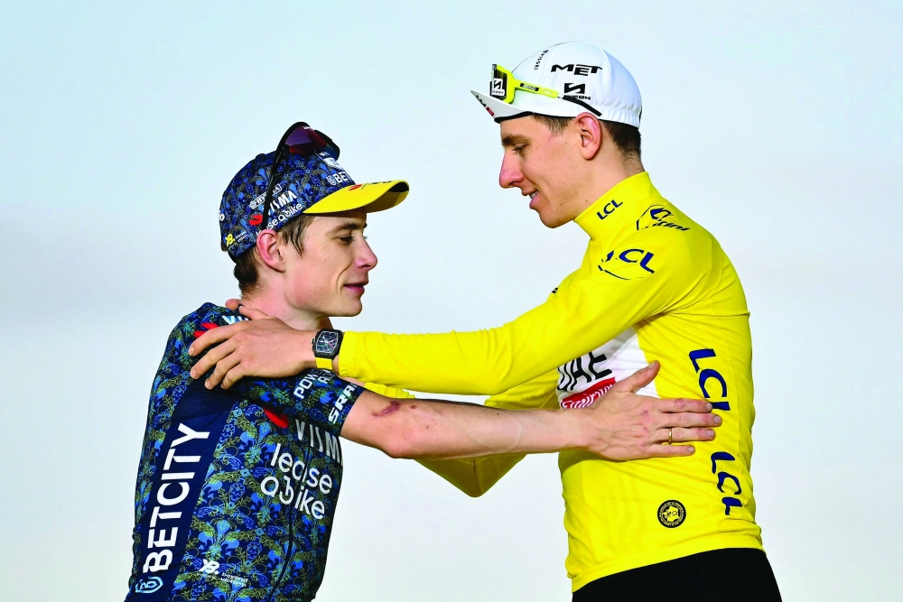 Tadej Pogacar cheers Jonas Vingegaard (L). — AFP