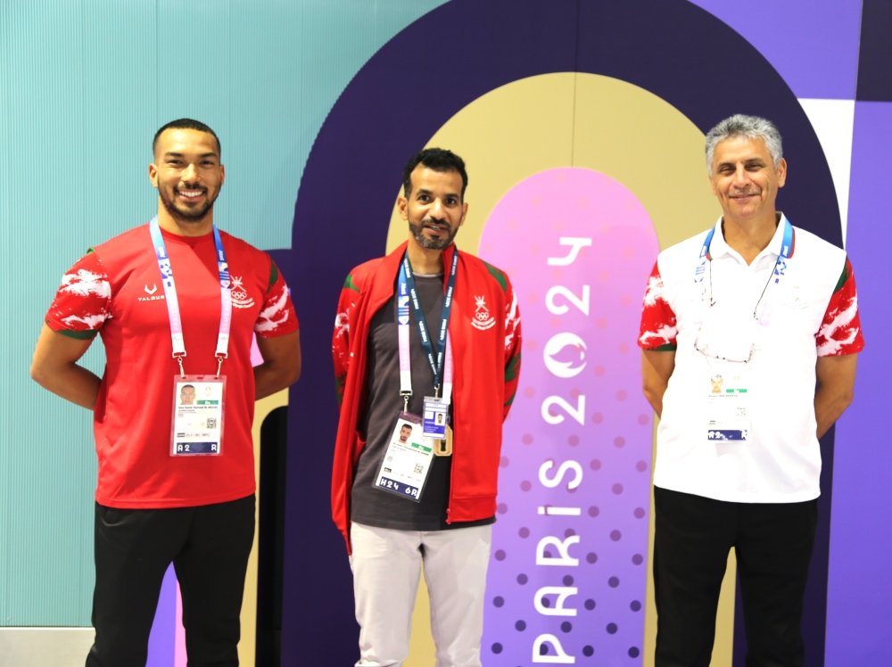 منتخب السباحة يصل باريس