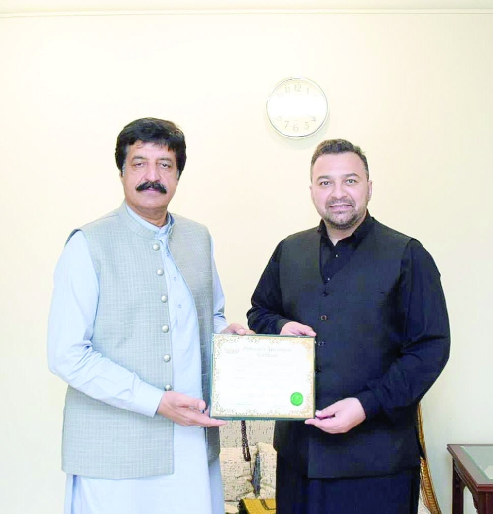 Punjab Governor Sardar Saleem Haider Khan confers ‘Outstanding Pakistani Citizen Award‘ to Syed Shaandar Ali Shah Bukhari
