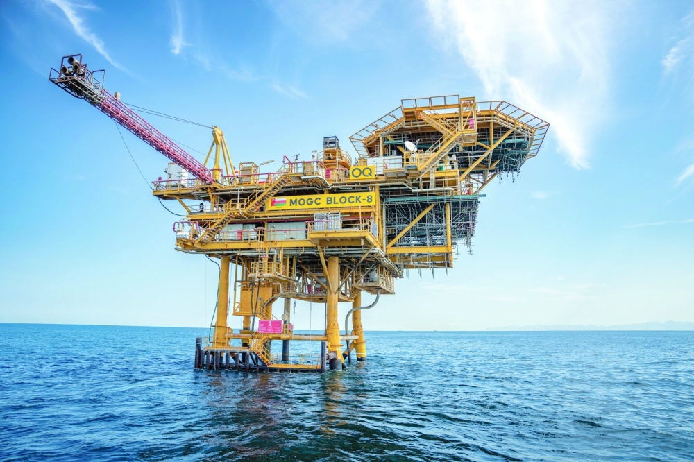 In the oil and gas sector, preventive measures protect facilities and workers from environmental accidents and leaks, covering onshore and offshore production plants, pipeline networks, and petroleum refineries.