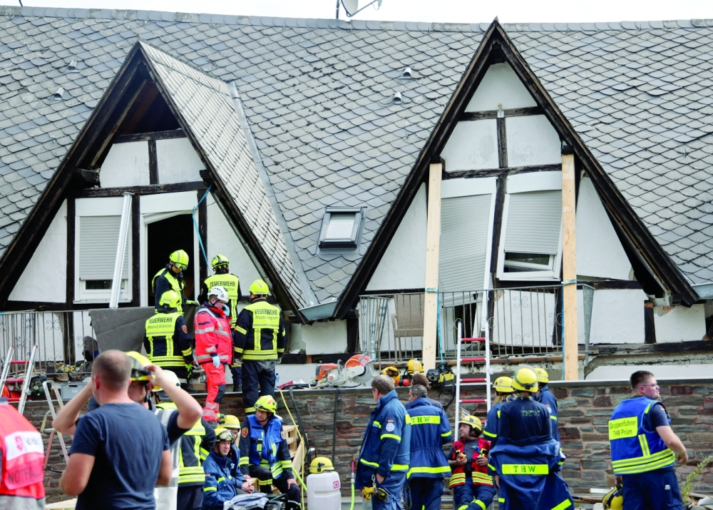 Firefighters, medical and THW 