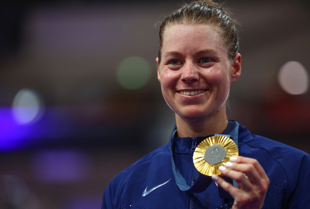 Paris 2024 Olympics - Track Cycling - Women's Omnium, Victory Ceremony - Saint-Quentin-en-Yvelines Velodrome, Montigny-le-Bretonneux, France - August 11, 2024. Gold medallist Jennifer Valente of United States celebrates on the podium. REUTERS/Agustin Marcarian
