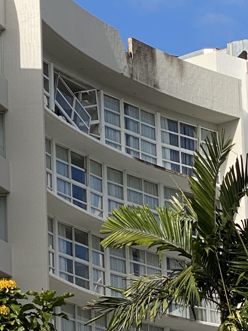  A helicopter crashed into the top of a Hilton hotel in northeastern Australia on Monday, killing the pilot  Photo: @X