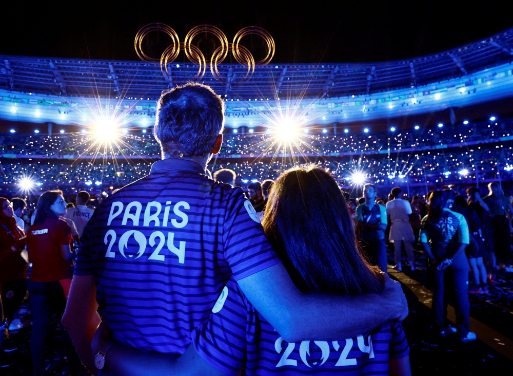 Paris 2024 Olympics - Ceremonies - Paris 2024 Closing Ceremony - Stade de France, Saint-Denis, France - August 12, 2024. Athletes and the Olympic rings are pictured during the closing ceremony REUTERS/Gonzalo Fuentes     TPX IMAGES OF THE DAY

