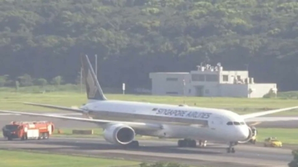 Smoking Singapore Airlines plane forces runway closure in Japan