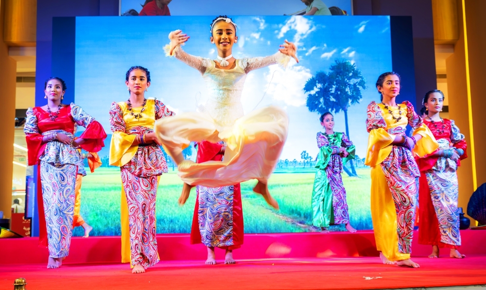 SrI Lankan cultural show as part of the Road Show (3)