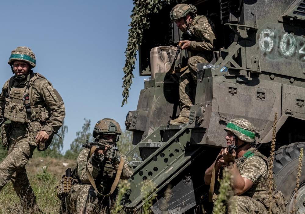 Servicemen of the Ukrainian Armed Forces take part in an exercise, in an undisclosed location 