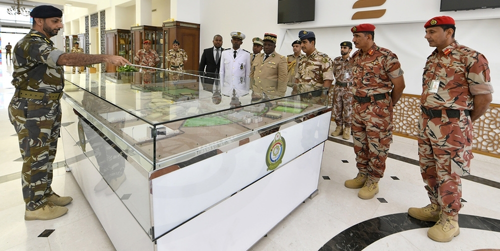  The delegation toured the Military Technological College’s departments and service facilities 