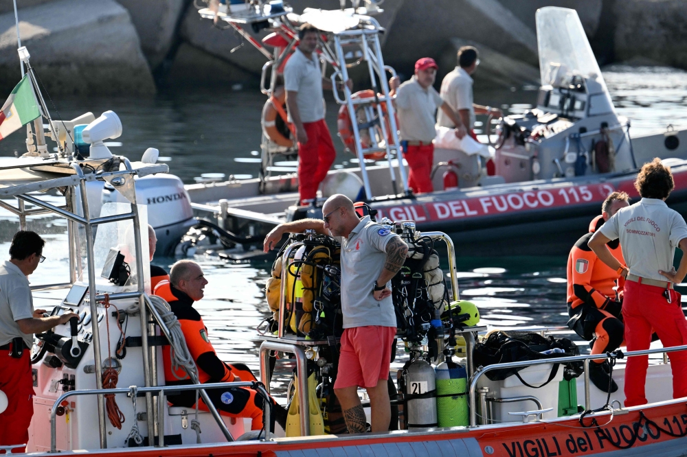 Divers of the Vigili del Fuoco, the Italian Corps