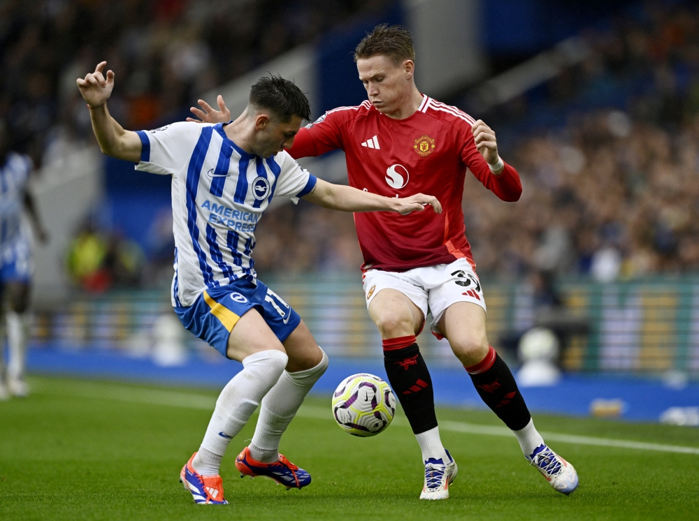 Soccer Football - Premier League - Brighton & Hove Albion v Manchester United - The American Express Community Stadium, Brighton, Britain - August 24, 2024 Brighton & Hove Albion's Billy Gilmour in action with Manchester United's Scott McTominay REUTERS/Tony O Brien EDITORIAL USE ONLY. NO USE WITH UNAUTHORIZED AUDIO, VIDEO, DATA, FIXTURE LISTS, CLUB/LEAGUE LOGOS OR 'LIVE' SERVICES. ONLINE IN-MATCH USE LIMITED TO 120 IMAGES, NO VIDEO EMULATION. NO USE IN BETTING, GAMES OR SINGLE CLUB/LEAGUE/PLAYER PUBLICATIONS. PLEASE CONTACT YOUR ACCOUNT REPRESENTATIVE FOR FURTHER DETAILS..
